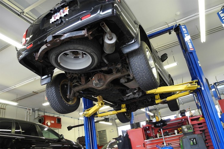 Na muškarca pao automobil sa dizalice, zadobio teške povrede