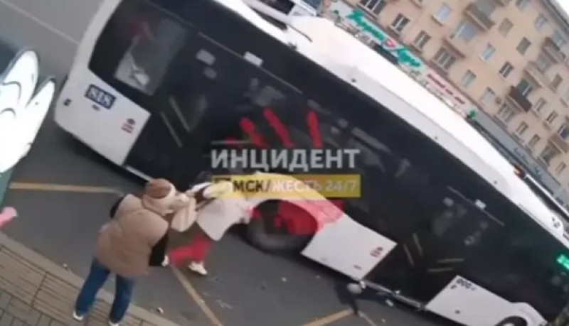 Uznemirujuće! Autobus vukao dijete (5) po ulici, noga mu ostala zaglavljena u vratima VIDEO