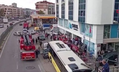 Teška nesreća! Autobus udario u stanicu punu ljudi, povrijeđeni leže na ulici VIDEO/FOTO