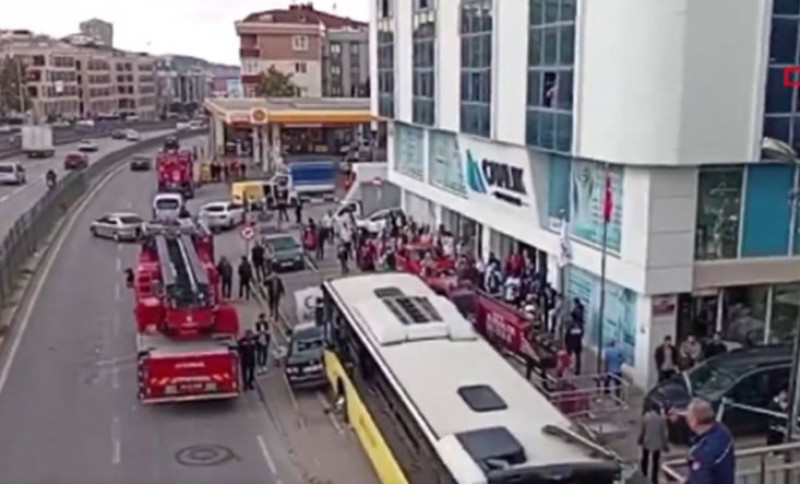 Teška nesreća! Autobus udario u stanicu punu ljudi, povrijeđeni leže na ulici VIDEO/FOTO