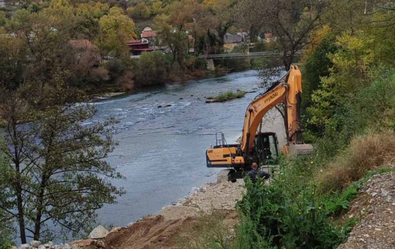 Ponovo upaljeni bageri: Nastavljeni nelegalni radovi u koritu Vrbasa?