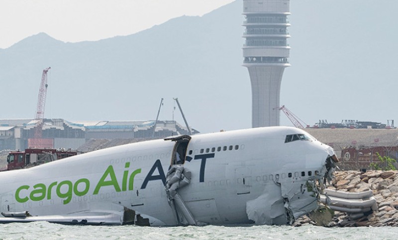 Dvije osobe stradale! Boing izletio s piste, udario u vozilo pa završio u moru VIDEO/FOTO