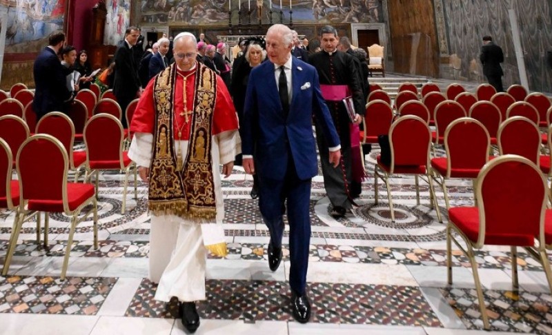 Prvi put u 500 godina: Britanski kralj i papa zajedno se molili u Vatikanu