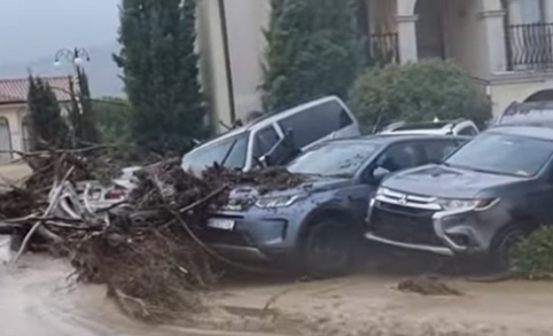 Vanredno stanje u Bugarskoj: Jako nevrijeme odnijelo tri života, voda preplavila ulice FOTO