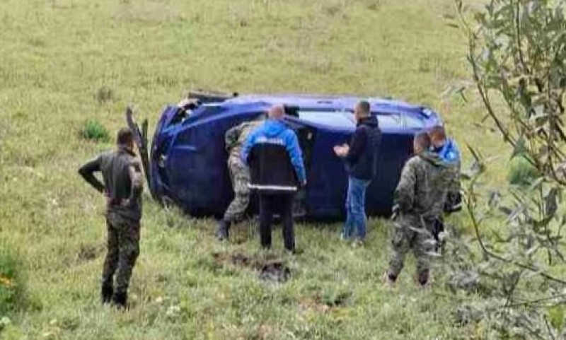 Vozači, oprez: Automobil sletio sa puta na prevoju Rostovo