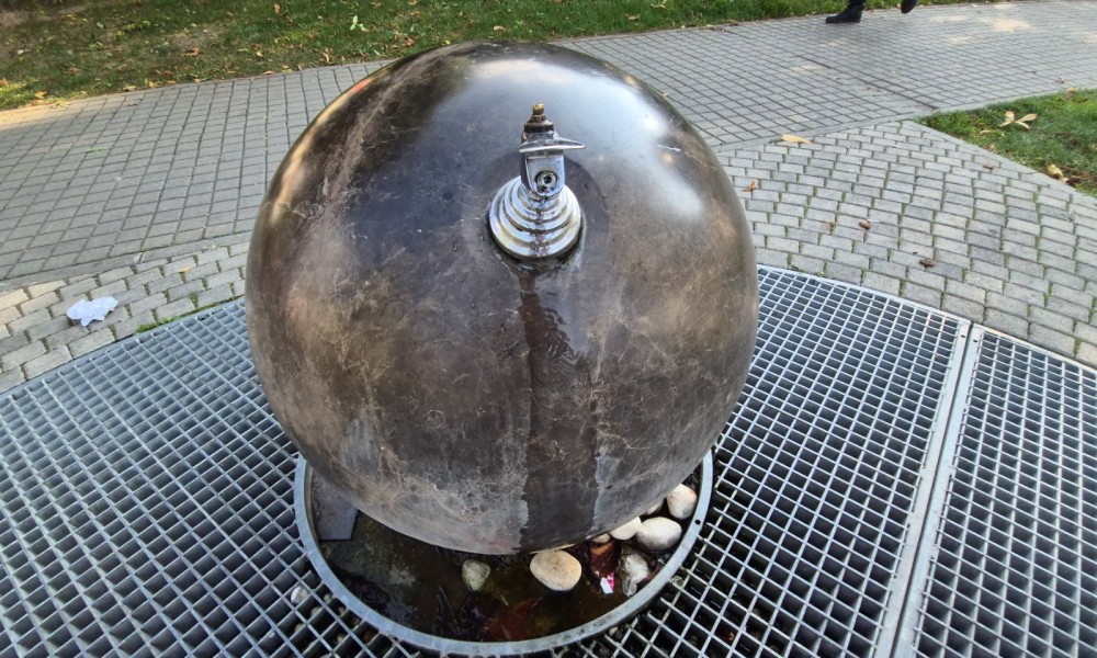 Građani ogorčeni: Humana česma u centru Banjaluke procurila na sve strane VIDEO