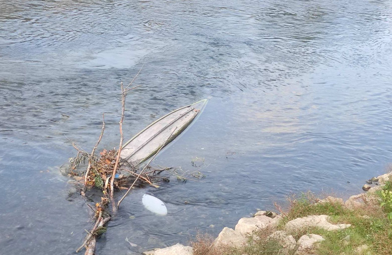 Simbol grada u opasnosti: Banjalučani apeluju da se iz Vrbasa izvadi potonuli dajak čamac