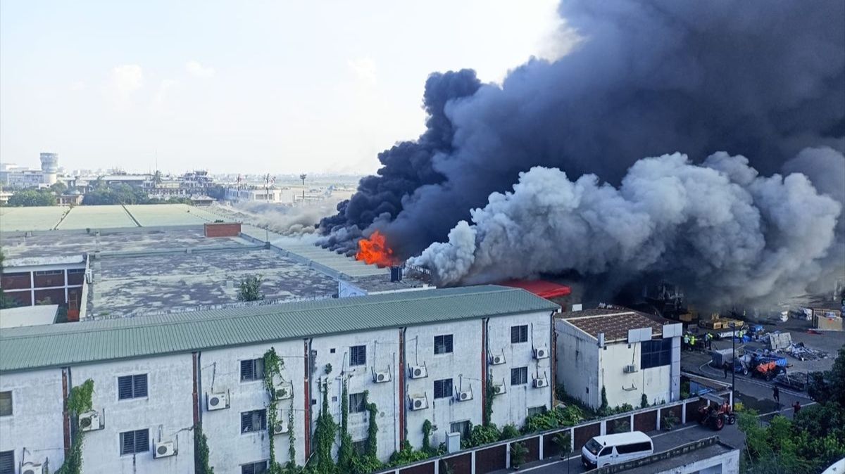 Gori aerodrom, letovi obustavljeni: Ogroman oblak crnog dima nad prestonicom VIDEO