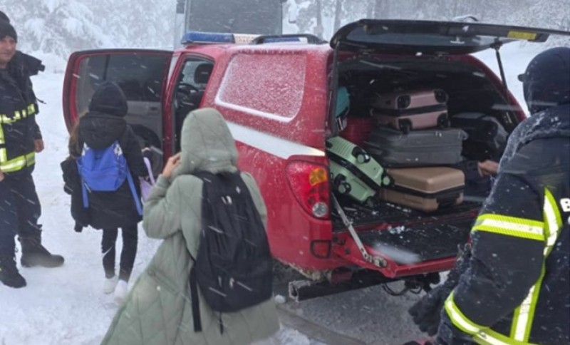 Drama na Divčibarama: Dva autobusa puna đaka ostala zavijana u snijegu FOTO