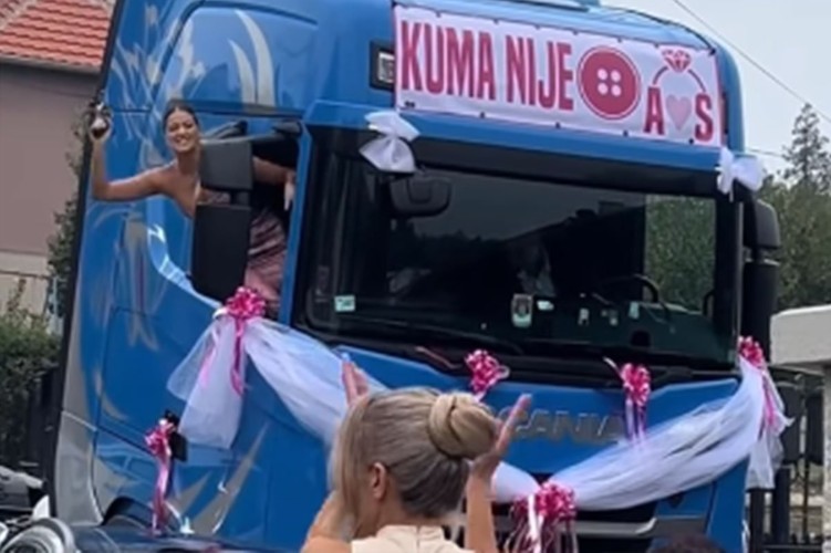 Šok snimak iz Srbije! Žena puca iz pištolja dok sjedi na suvozačevom mjestu u kamionu VIDEO