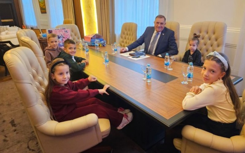 Dodik ugostio unuke: Najdraža delegacija u kabinetu FOTO
