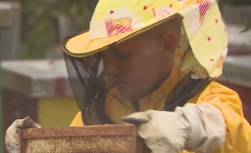 Najmlađi pčelar iz Novog Grada: Dragan ima osam godina, a već brine o 200 košnica VIDEO