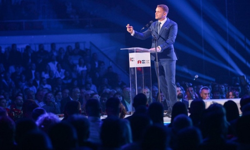 Stanivuković odgovorio Dodiku: Pretvorio se u brojača stolica i držača slika