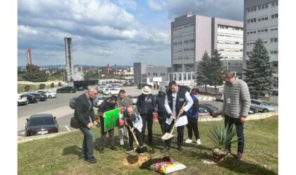 Poklon svim pacijentima! Ispred UKC-a Srpske u Banjaluci zasađeno drvo života VIDEO