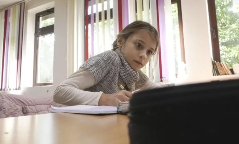 Eldina jedini đak u školi na srpskoj planini: Učiteljica prelazi 20 kilometara do nje