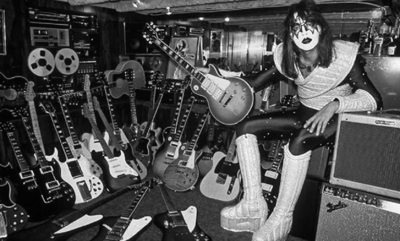 Nije se izbori sa povredama nakon pada! Umro “Svemirski as”, osnivač i gitarista benda Kiss