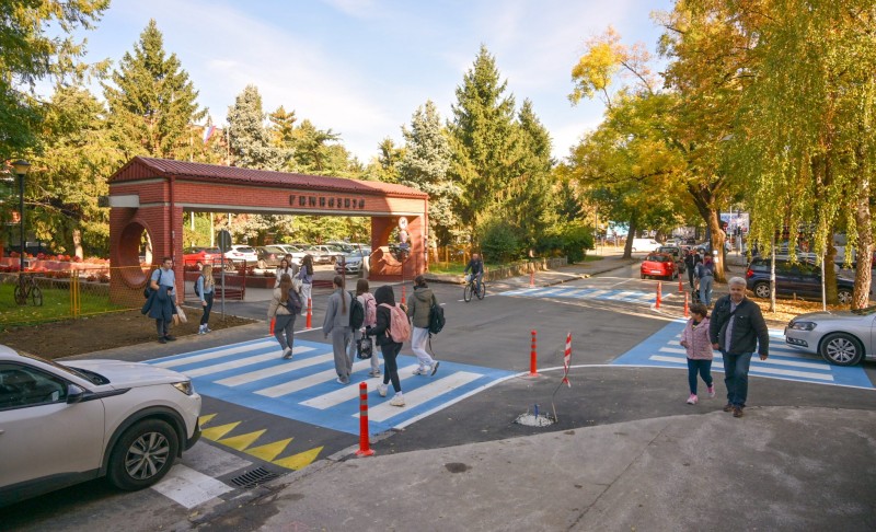 Bezbjednost, prije svega! Nova platforma i plavi pješački kod Gimnazije u Banjaluci FOTO