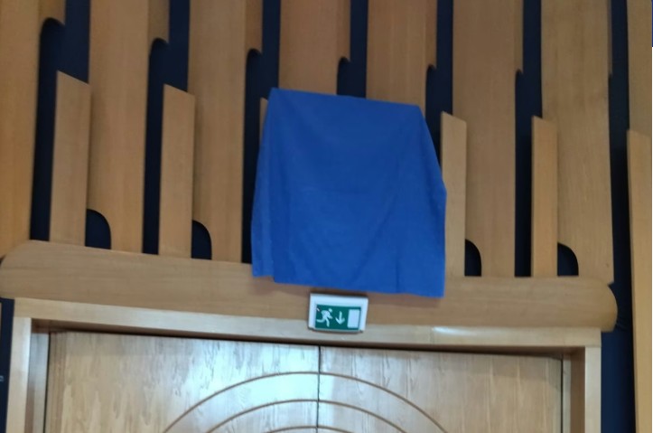Zbog Ministarske konferencije: Grb BiH prekriven plavim platnom u zgradi Parlamenta
