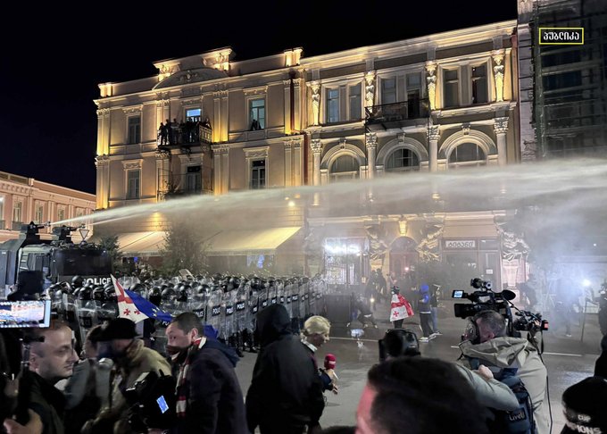 Prvi snimci protesta u Gruziji: Policija vodenim topovima protiv demonstranata VIDEO