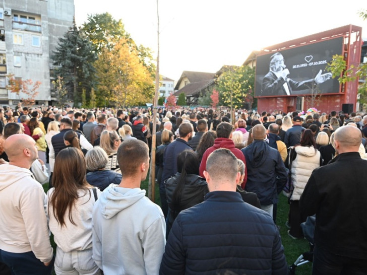 Odzvanjali njegovi najpoznatiji hitovi: Građani Banjaluke odali počast Halidu Bešliću VIDEO