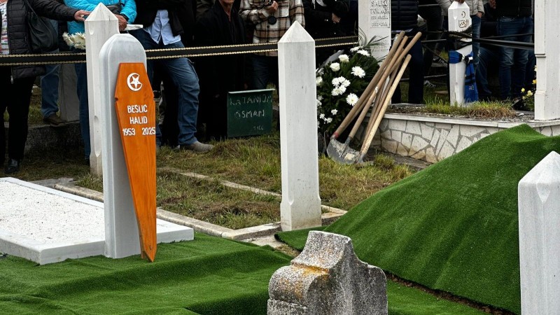 Sahrana Halida Bešlića: Desetine hiljada ljudi na groblju Bare VIDEO