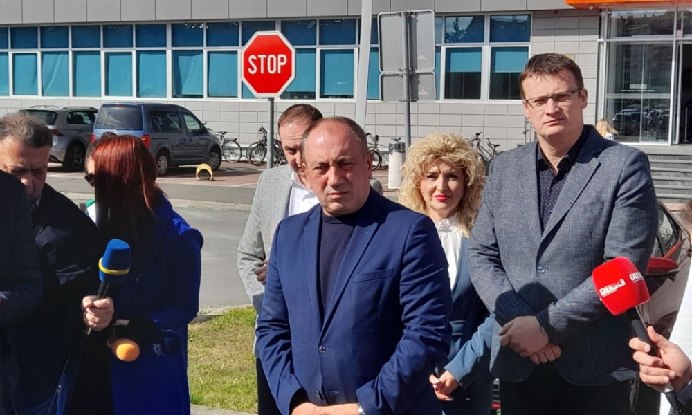 Božović i Crnadak ispred RTRS-a: Iznijeli zahtjeve za promjenama na javnom servisu FOTO