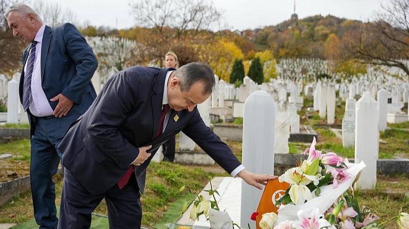 Ivica Dačić položio cvijeće na grob Halida Bešlića: Nedostaje njegova toplina i dobrota