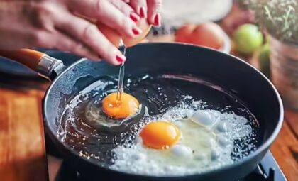 Novi viralni trik: Baka otkrila trik za prženje jaja bez kapi ulja VIDEO