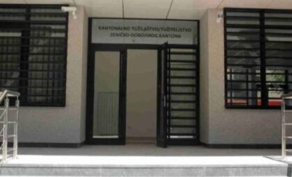 Podignuta optužnica! U bašti kafića prišao psu koji je ležao, pa ga polio vrelom vodom