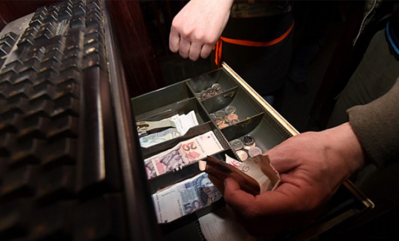 Policija traga za počiniocem: Iz marketa ukradeni kasa sa novcem i cigarete