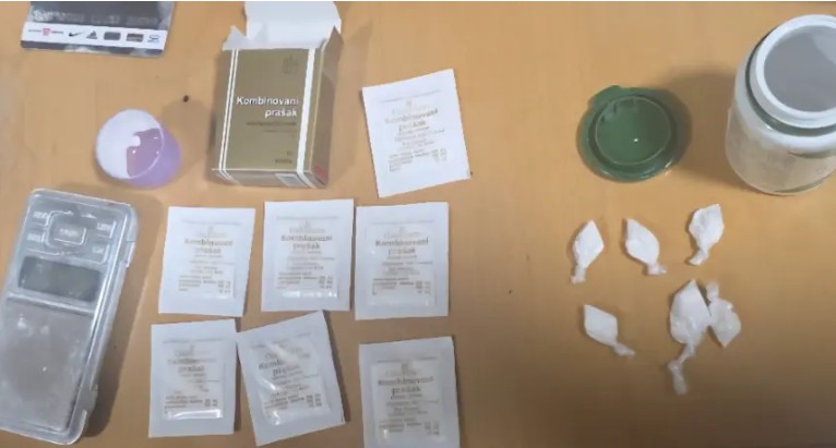 Pretresi u Banjaluci: Uhapšene dvije osobe, pronađen kokain