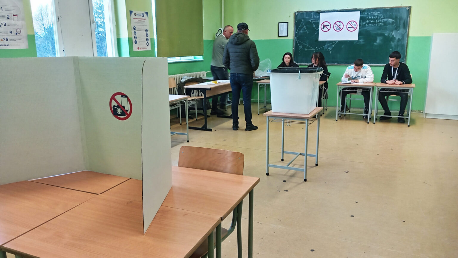 Otvorena biračka mjesta: Počeli lokalni izbori na Kosovu i Metohiji