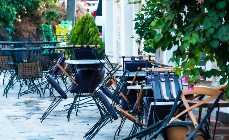 Nestalo preko 1.000 stolica: Lopovi opustošili ugostiteljske bašte