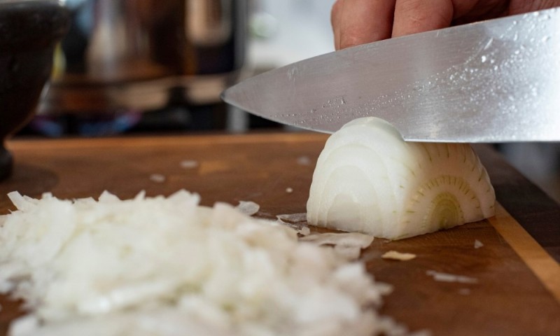 Sjajan trik: Kako da isječete luk bez suza?