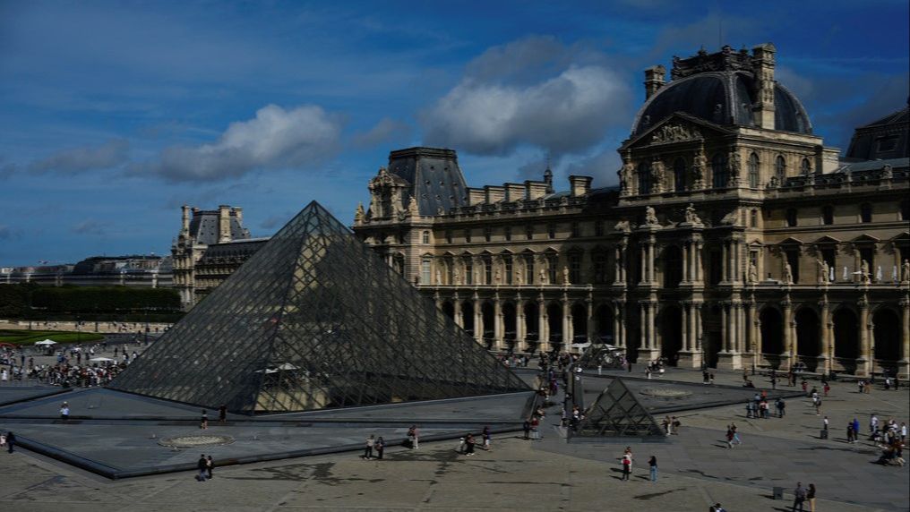 Prevarili obezbjeđenje Luvra: Dva tik tokera okačila svoje portrete blizu Mona Lize VIDEO