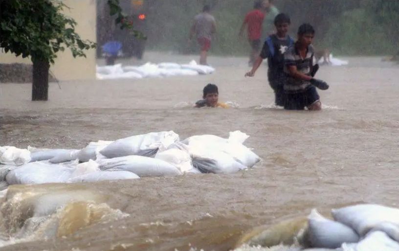 Obilne kiše u Meksiku: U klizištima i poplavama poginulo najmanje 27 ljudi