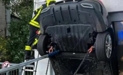 Ovako nešto se viđa jednom u životu: Mercedes upao u šaht naopačke