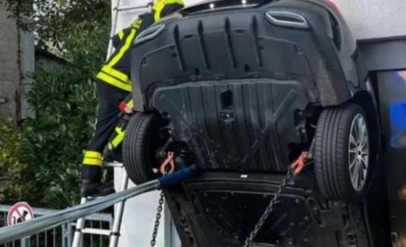 Ovako nešto se viđa jednom u životu: Mercedes upao u šaht naopačke