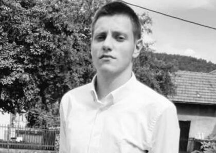 Bosanski Petrovac zavijen u crno: Preminuo Mirel Demirović (19)