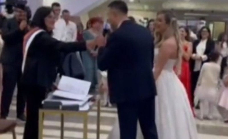 Mladoženja iz Srbije izjavom “zapalio” mreže: “Je l’ mogu, mama?” VIDEO