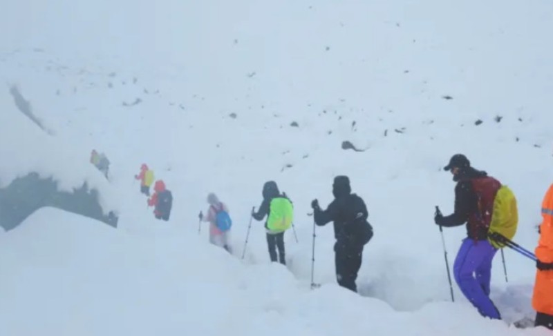 Užas na Mont Everestu: Poginuo planinar, stotine ljudi nestalo u mećavi VIDEO