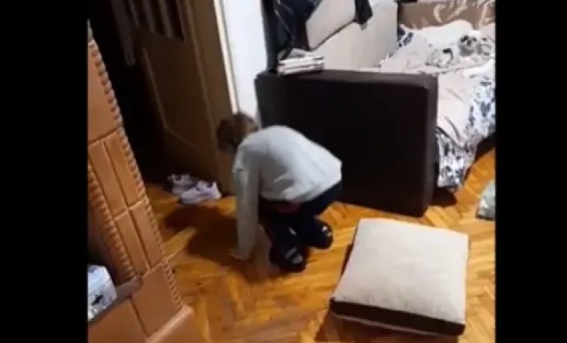 Otac podijelio dirljiv trenutak: Nepokretan dječak stao na noge, snimak topi srca VIDEO