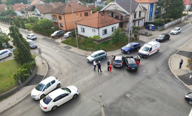 Zbog nesreće saobraćaj se odvija otežano: Sudar dva vozila u banjalučkom naselju