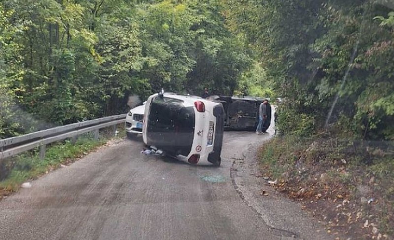Neobična nesreća! Dva automobila se prevrnula, jedan ostao “zarobljen” između njih