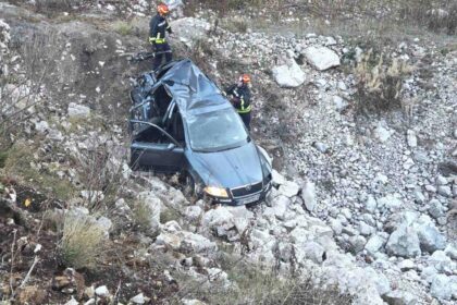 Automobil sletio sa puta: Poginula jedna osoba