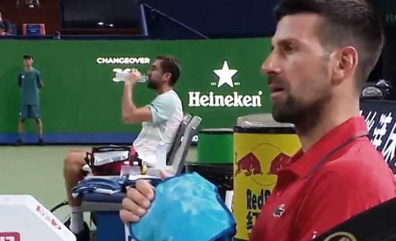 Srbin slavio u Šangaju: Đoković nosio posebnu rukavicu tokom meča protiv Čilića