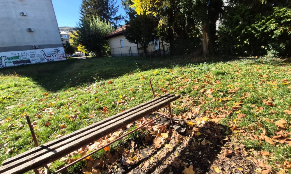 Koliko košta jedna klupa?! Čik negdje odmorite, ako šetate po Obilićevu FOTO/VIDEO