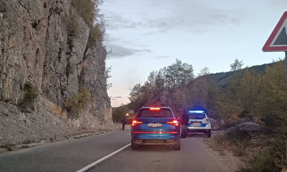 Brza reakcija “Puteva”: Otklonjen odron na putu kod Kneževa VIDEO