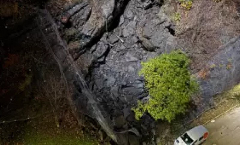 Ozbiljna prijetnja! Stotine ljudi evakuisano zbog odrona kamenja između dvije zgrade FOTO
