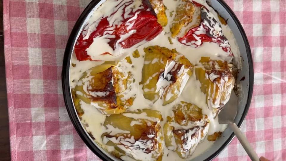 Brzo se spremaju, a još brže pojedu: Paprike punjene krompirom u sosu od pavlake